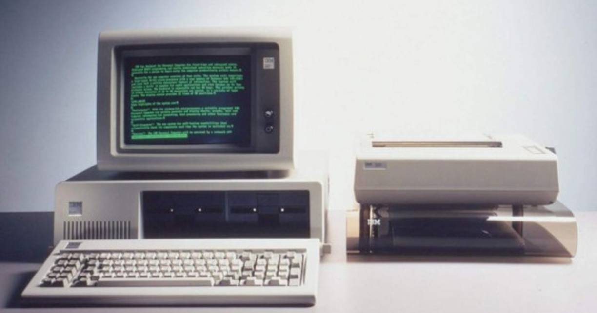 IBM PC, un cuarentón revolucionario<br/><br/>Los computadores actuales tienen un “abuelito” en común: el IBM PC, que cumple 40 años y fue pionero en la arquitectura abierta.<br/><br/>Presentado el 12 de agosto de 1981, el primer computador personal del fabricante neoyorquino introdujo algo novedoso: usar partes estandarizadas de varios proveedores en un dispositivo compatible con las piezas de otros fabricantes.<br/><br/>Desde chips de Intel a software de Microsoft, los usuarios podían desmontar la unidad central de procesamiento para añadir o quitar elementos.<br/><br/>Una apuesta arriesgada pero exitosa: 40.000 unidades vendidas al mes, “hombre del año” en 1982 para Time y que los 'microcomputadores' pasaran a denominarse PC.<br/>