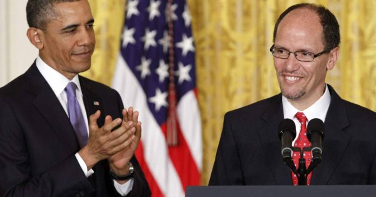 7. Tom Pérez, un hispano al frente de los demócratas<br/><br/>Es uno de los personajes del año porque se convirtió en el primer latino elegido para dirigir el Comité Nacional Demócrata (DNC). El sábado 25 de febrero, el secretario de Trabajo durante la Administración de Barack Obama obtuvo 235 votos (de 447) a su favor en la segunda ronda. <br/>Se convertía en ese momento en el hombre para encaminar al Partido Demócrata tras el duro golpe que supuso la victoria del republicano Donald Trump en las elecciones presidenciales y el control de los conservadores de las dos cámaras legislativas.<br/> <br/><br/>Pérez (de 55 años), abogado pro derechos humanos de padres dominicanos, fue elegido por el establishment demócrata en la contienda en la que compitió de cerca contra el congresista de Minnesota Keith Ellison, quien obtuvo 200 votos.