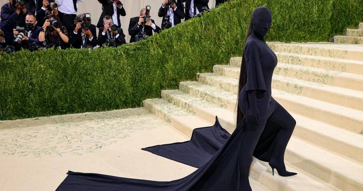 La polémica Kim Kardashian robó miradas con su extravagante look sobre la alfombra roja de la MET Gala 2021 que se celebra este lunes en Nueva York.