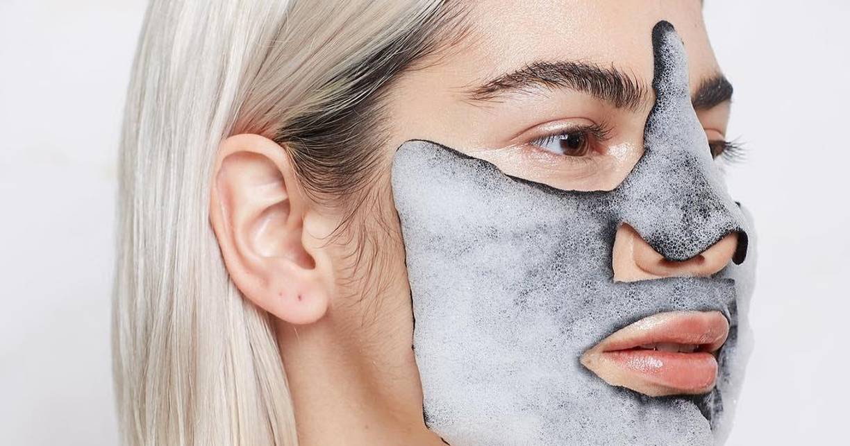 9. Crema hidratante. Esta rutina de skincare no estaría completa sin una crema hidratante. Este paso es esencial para mantener la cara iluminada, radiante, y sobre todo protegida de los factores externos. Asegúrate de buscar una que se adapte a tus necesidades y aplícala día y noche sin falta.