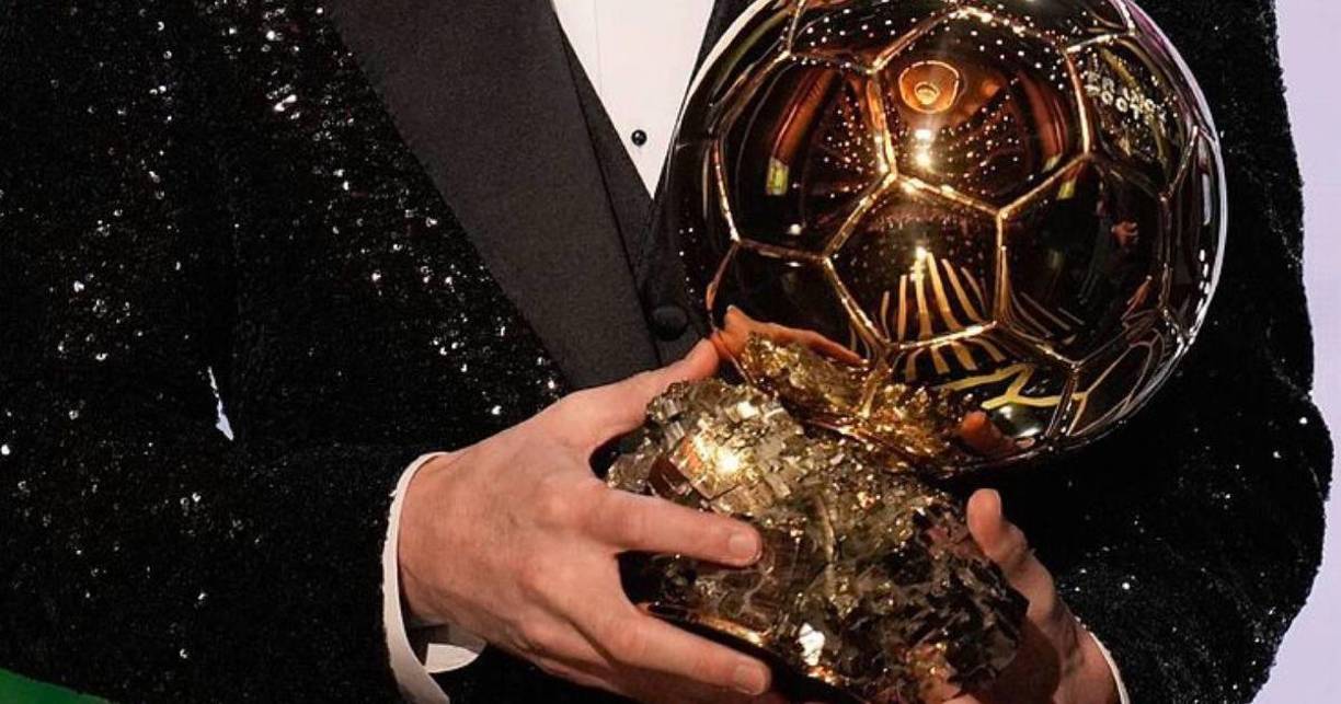 Para el Balón de Oro se tiene en cuenta lo hecho por los deportistas de julio a junio del año siguiente, es decir que se considera el calendario deportivo de Europa. El jurado lo conforman 100 periodistas del centenar de países que están mejor ubicados en el ranking de la FIFA.