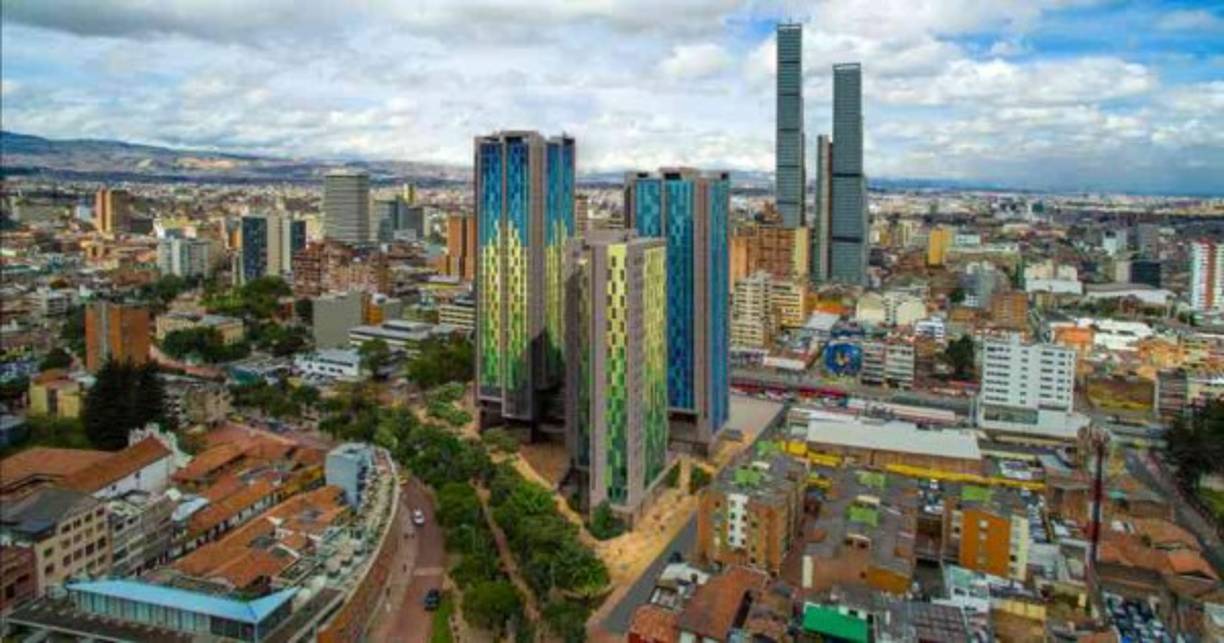 8. Universidad de Los Andes, Colombia: Ubicada en Bogotá, esta institución privada ofrece 10 facultades, además cuenta con la CityU, un complejo arquitectónico de tres coloridas torres que funcionan como residencias universitarias.