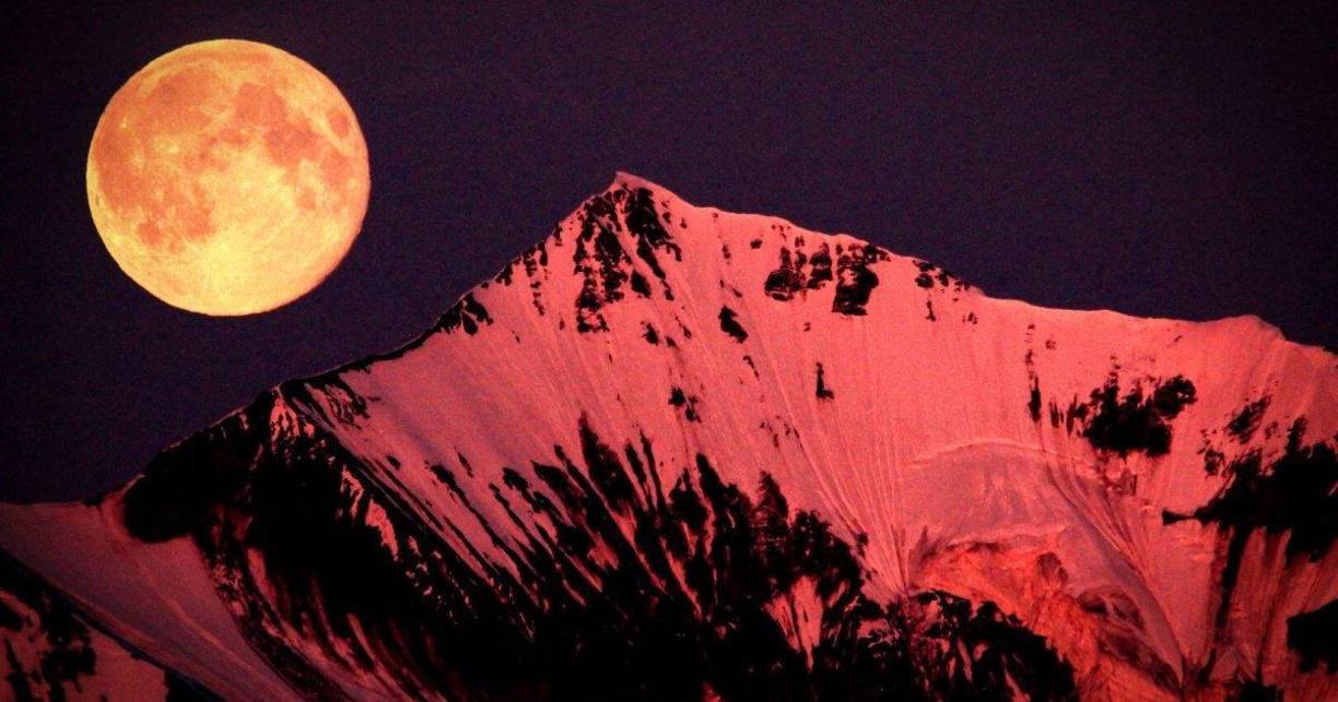 Carías detalló que, la órbita de la luna es elíptica, por lo que se va acercando y alejando a la Tierra, y esto hace que algunas Lunas llenas se vean más grandes (cuando la luna está más cerca) y otras más pequeñas (cuando la luna está más lejos).