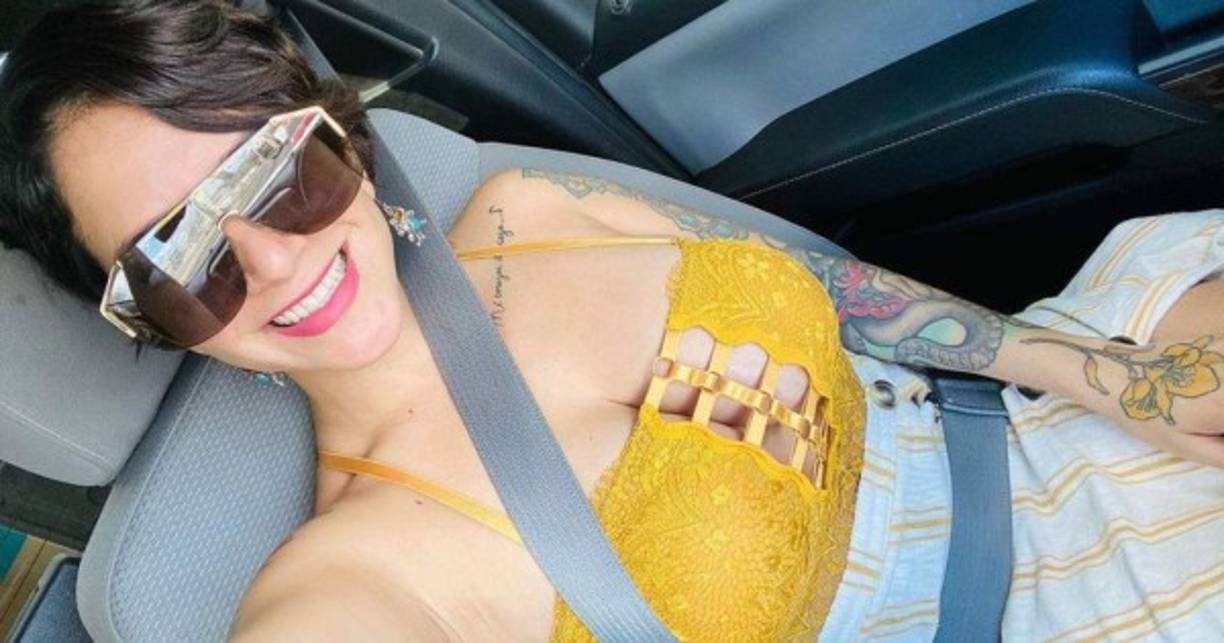 'La Grosera' ha llamado la atención de muchos con atrevidos carteles en los que aparece embarazada y desnuda con lemas como 'Conmigo tu voto vale por dos', '¿Las quieres? Te las doy' o 'Una mujer con chichis es una mujer empoderada'.