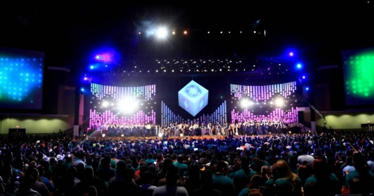 Miles de personas llegaron a la Ebenezer para participar de una vigilia y recibir juntos el 2015. Foto. Jordan Perdomo.