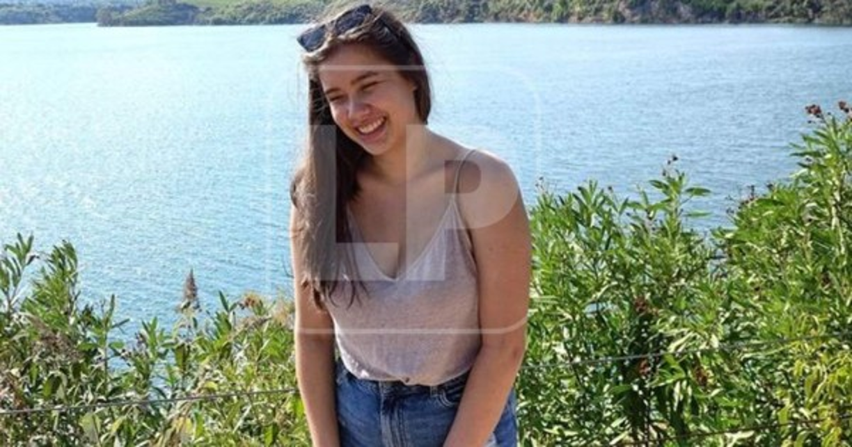 Una joven madre fue estrangulada frente a su pequeña hija y su esposo.