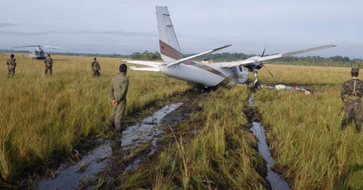 Las autoridades encontraron en la avioneta '16 fardos de droga', cuyo peso no ha sido establecido hasta el momento por las autoridades.