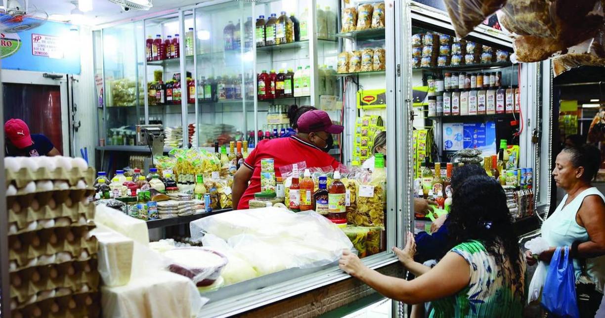 “Solo en los huevos se basan, si toda la canasta básica está súper cara: el arroz cuesta L15 la libra y los frijoles 22 y 24. Todos roban y se aprovechan del pobre que no tiene de otra que aguantar”, lamentó una ciudadana consultada por Diario LA PRENSA. 