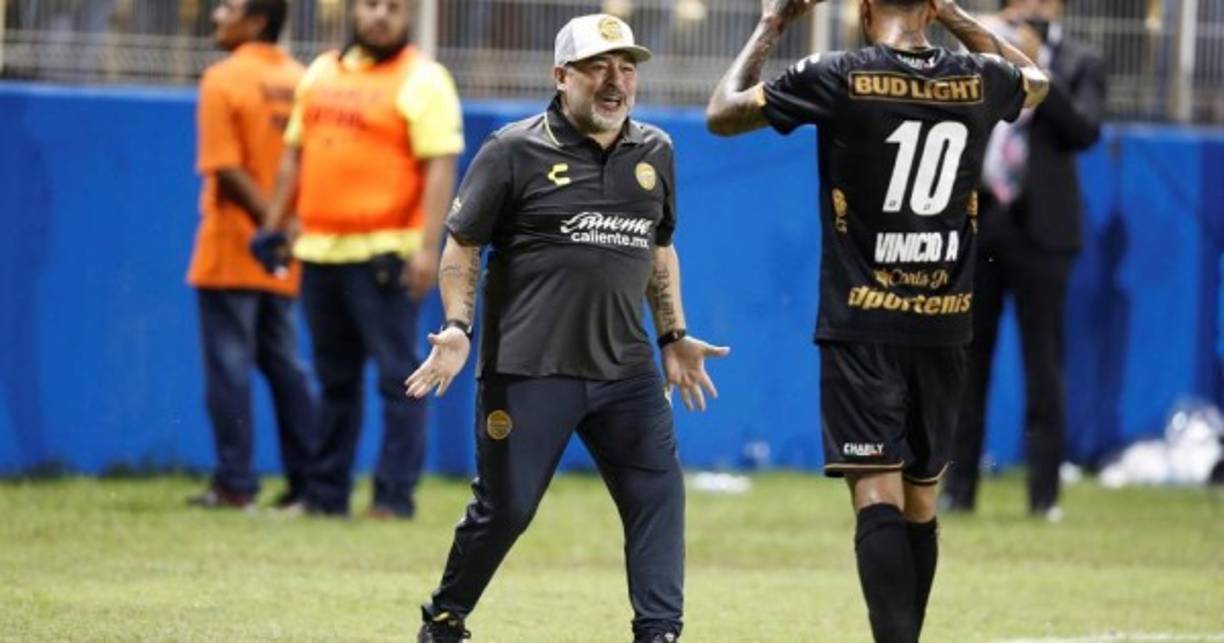 Maradona celebra con uno de sus jugadores tras el triunfo sobre Cafetaleros de Tapachula.<br/>
