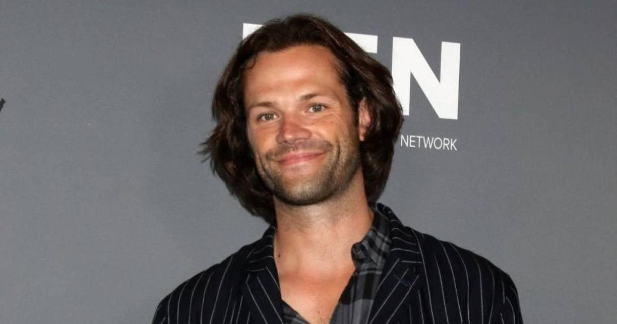 Jared Padalecki, ahora de 42 años, decidió contar una parte de su vida cuando la fama la tenía al tome con la serie “Supernatural”. “Tenía 25 años y mi propio programa de televisión. Tenía perros que adoraba y una tonelada de amigos, recibía el cariño constante de los fans y estaba feliz con mi trabajo, pero no podía entender qué era. No solo las personas que no pueden encontrar un trabajo o que no pueden encajar en la sociedad lidian con la depresión”, contó.