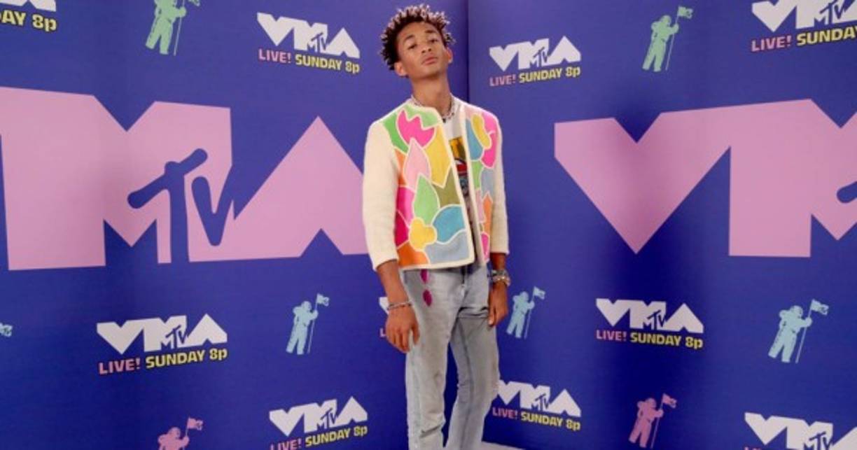Jaden Smith, hijo del actor Will Smith no podía faltar a la gala de los VMAS 2020. El actor de 'Karate Kid' llegó con un look bastante casual y relajado.