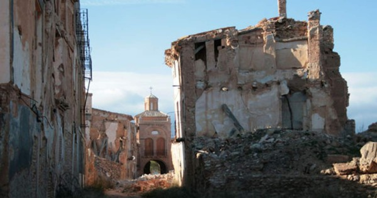 Belchite, Aragón, España<br/><br/>Este pequeño municipio fue el escenario de una de las batallas más simbólicas de la Guerra Civil. Los últimos habitantes abandonaron las ruinas en los años 60 y después de décadas de abandono hoy el recinto está cerrado y sólo se puede visitar haciendo visitas guiadas por 6€. Según los locales este sitio está encantado y se puede experimentar eventos paranormales.