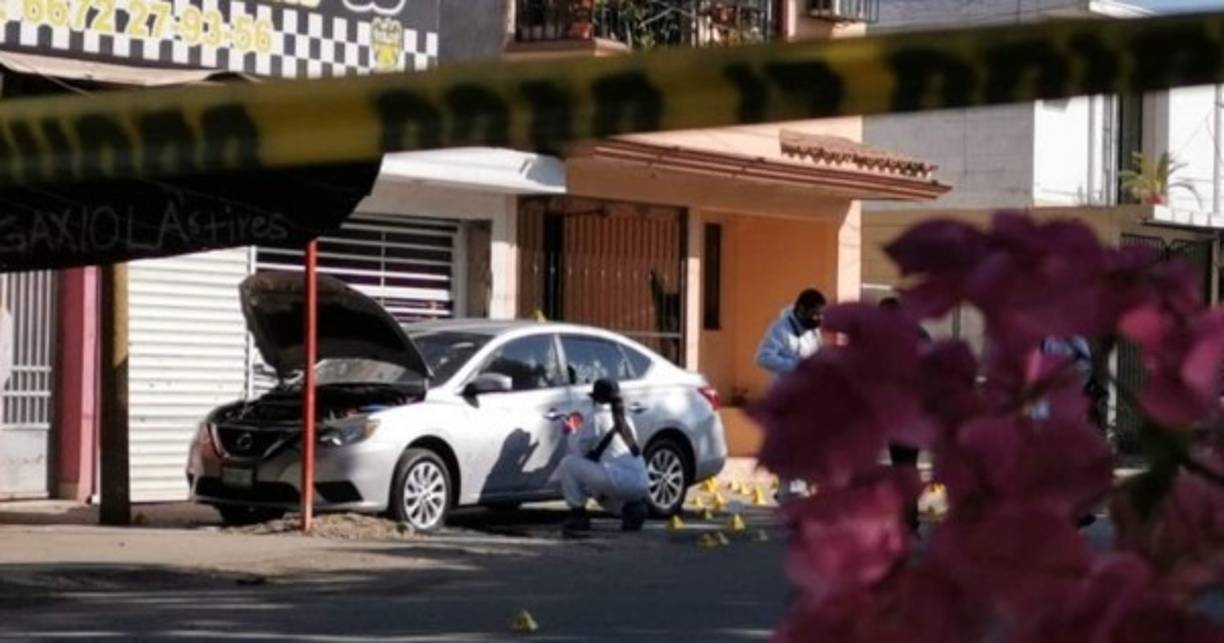 El agente se dirigía a las oficinas de la Policía de Investigación en un automóvil cuando fue atacado por un comando de sicarios que le dispararon en 100 ocasiones con fusiles de asalto AK-47 y pistolas, según información de los Peritos del Servicio Médico Forense.