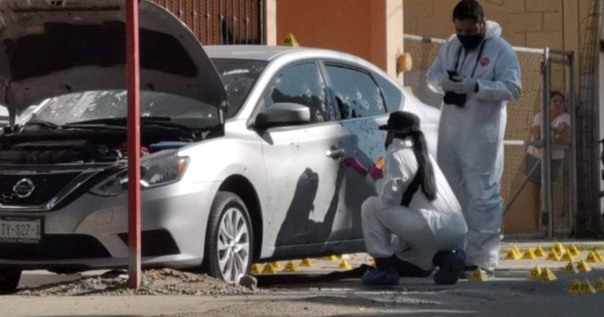 El mando policial quedó a la orilla de la calzada en donde fue rematado por los pistoleros.