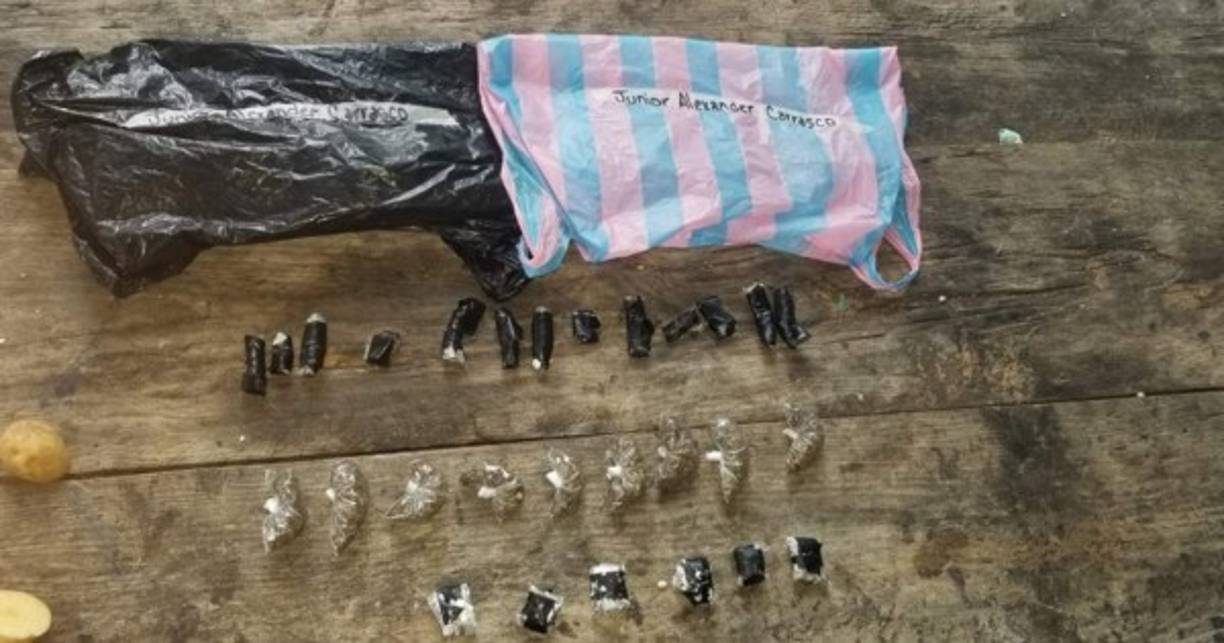 La droga (marihuana) estaba envuelta en bolsa plástica y masking tape.