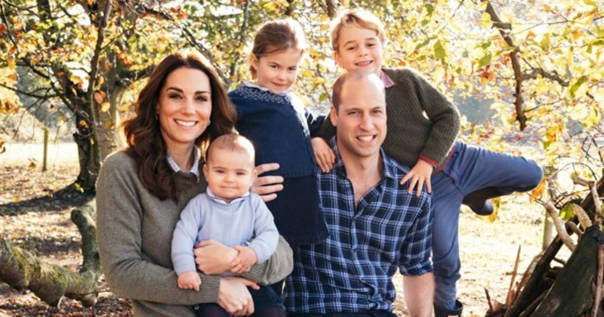 Los duques de Cambridge decidieron compartir la tarde de este sábado nuevas fotos familiares, en las que se observa lo mucho que están creciendo sus retoños.