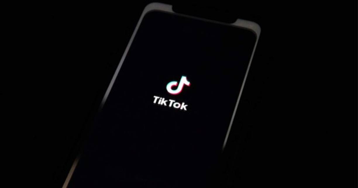 El teléfono celular: una novedad más vieja de lo que pensamos<br/><br/>El 17 de junio 1946, un conductor en San Luis (Misuri, EE.UU.) abrió la guantera de su auto, sacó un auricular y realizó la primera llamada inalámbrica.<br/><br/>Fue así como nació el teléfono celular. El tiempo pasó y llegaron los Motorola DynaTAC 8000X del tamaño de un zapato, pero luego a estos aparatos les llegó la miniaturización y se volvieron inteligentes de la mano del internet.<br/><br/>Luego perdieron el teclado físico, se volvieron táctiles y se llenaron de miles de aplicaciones que... ¿facilitan la vida? Sea como sea, felices 75 años, teléfono celular.