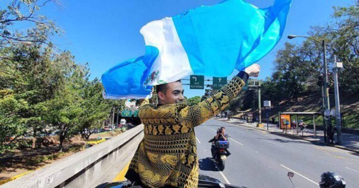 Una caravana de seguidores acompañó al joven cantante y actor hasta un centro comercial para su primera firma de autógrafos en su país.