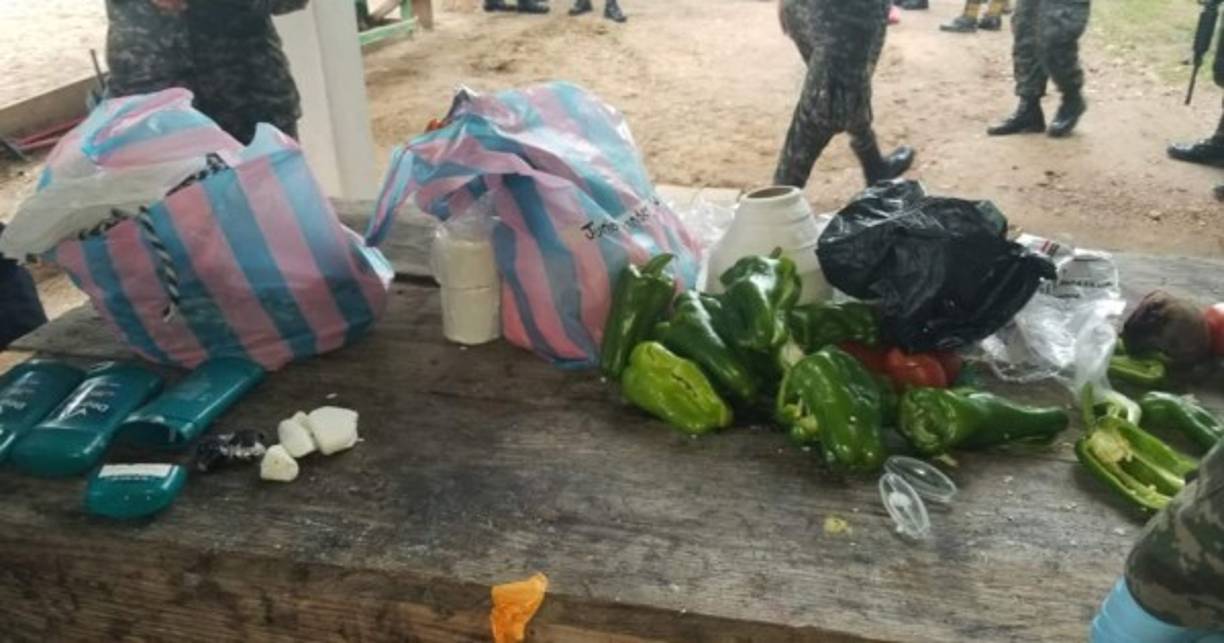 La joven pareja llevaba la droga oculta en huevos, chiles dulces y desodorantes en barra. Ellos llegaron al establecimiento de la cárcel de Choluteca a dejar los insumos al privado de libertad Junior Alexander Carrasco.