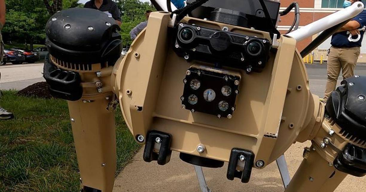 La S&amp;T indicó que la CBP originalmente expresó interés en un “dron cuadrúpedo”, y Long se puso a trabajar en ello.