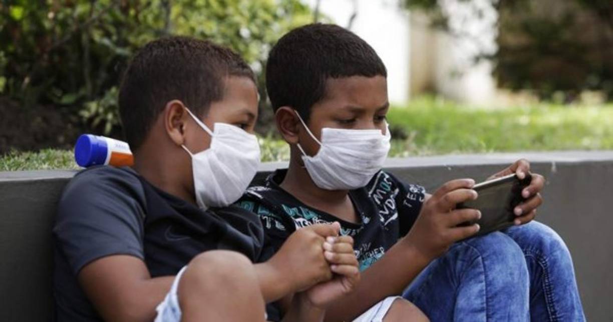 Un estudio llevado a cabo en dos hospitales de Massachusetts (EE.UU.) indica que los niños pueden ser 'portadores ocultos' del coronavirus y desempeñar un papel mayor de lo pensado en la propagación de la COVID-19, según un artículo que publica este jueves la revista científica Journal of Pediatrics.