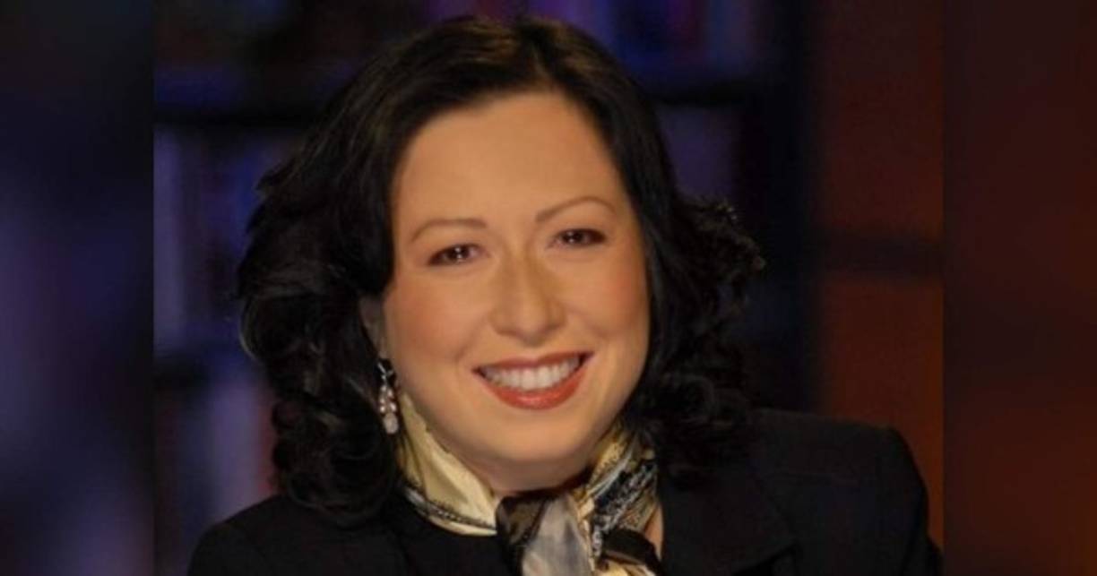 María Mercader (54 años):<br/><br/>La periodista neoyorquina falleció el 29 de marzo en un hospital de Nueva York debido a un coronavirus que no pudo superar, debido en parte a enfermedades preexistentes como el cáncer contra el que había luchado durante más de 20 años.<br/><br/>Con tres décadas de experiencia en la cadena anglosajona CBS, la periodista latina ganó en 2004 un Emmy por su trabajo como productora en un especial sobre el correo electrónico no deseado ('spam').<br/><br/>María comenzó a trabajar en CBS en 1987 en el programa CBS Page y a lo largo de su carrera ayudó a producir grandes historias como los ataques terroristas del 11 de septiembre de 2001 y la muerte de la princesa Diana en París en 1997, destacó la cadena.