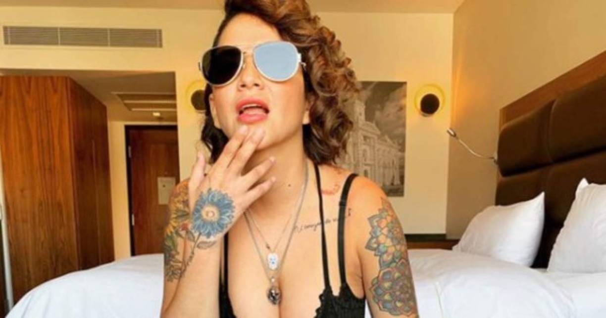 'A las mujeres no nos han preguntado qué queremos. Nadie lo ha hecho. Si tú sales a la calle y preguntas: '¿Te gustaría una cirugía plástica?' Todas te vamos a decir que sí', opina la candidata en entrevista con Efe y tras una pícara carcajada añade: '¡Lo que nos falta es lana (dinero)!'.