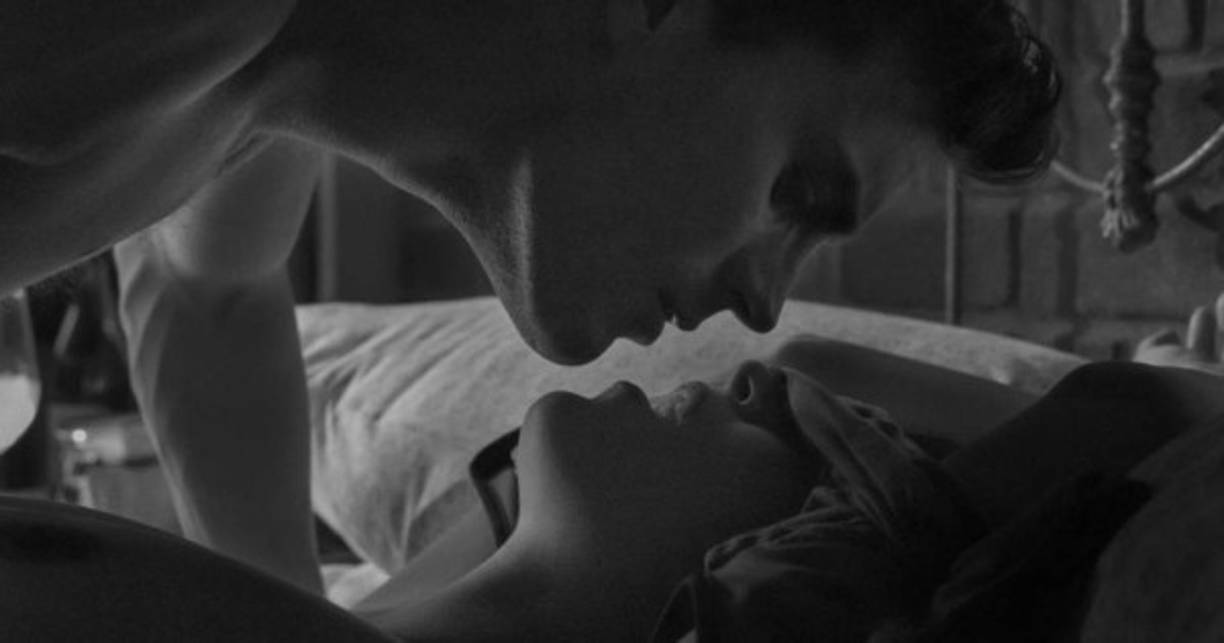 El coctel de sumisión erótica, juegos de cuerdas y vestidos de noche estará una vez más presente en esta cinta dirigida por James Foley, que asumió el proyecto tras la salida de Sam Taylor-Johnson, aparentemente por discusiones con la autora durante la filmación de la primera película.