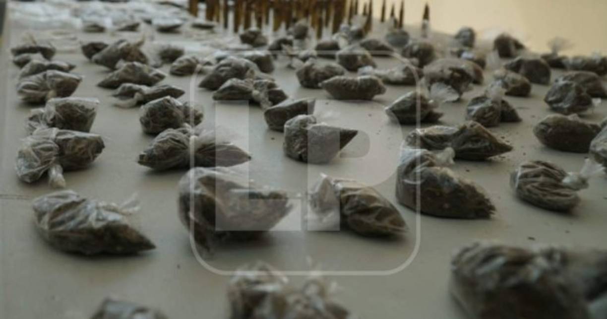 A los sujetos también los capturaron en posesión de varias bolsitas con supuesta marihuana.