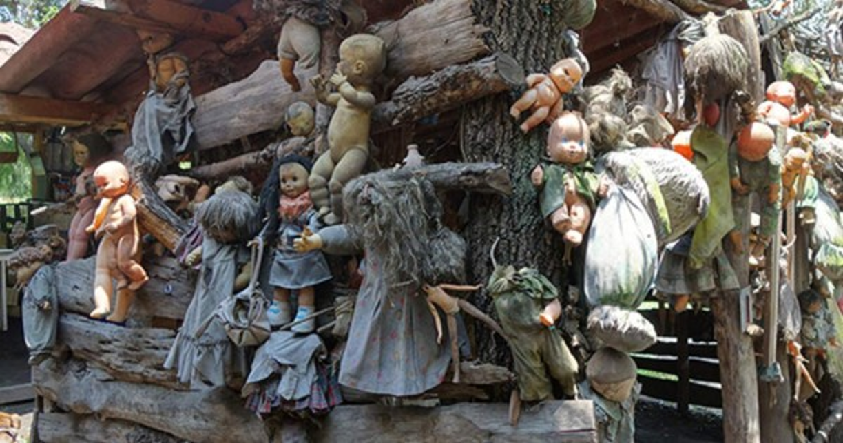 Isla de las muñecas<br/><br/>Se puede encontrar este 'espantoso' establecimiento colmado de muñecas deterioradas y rotas.<br/><br/>Este lugar era habitado por Don Julián Santana Barrera y, según la leyenda, en uno de los recorridos que Santana realizaba por la isla se encontró con el cadáver de una niña ahogada en el río.