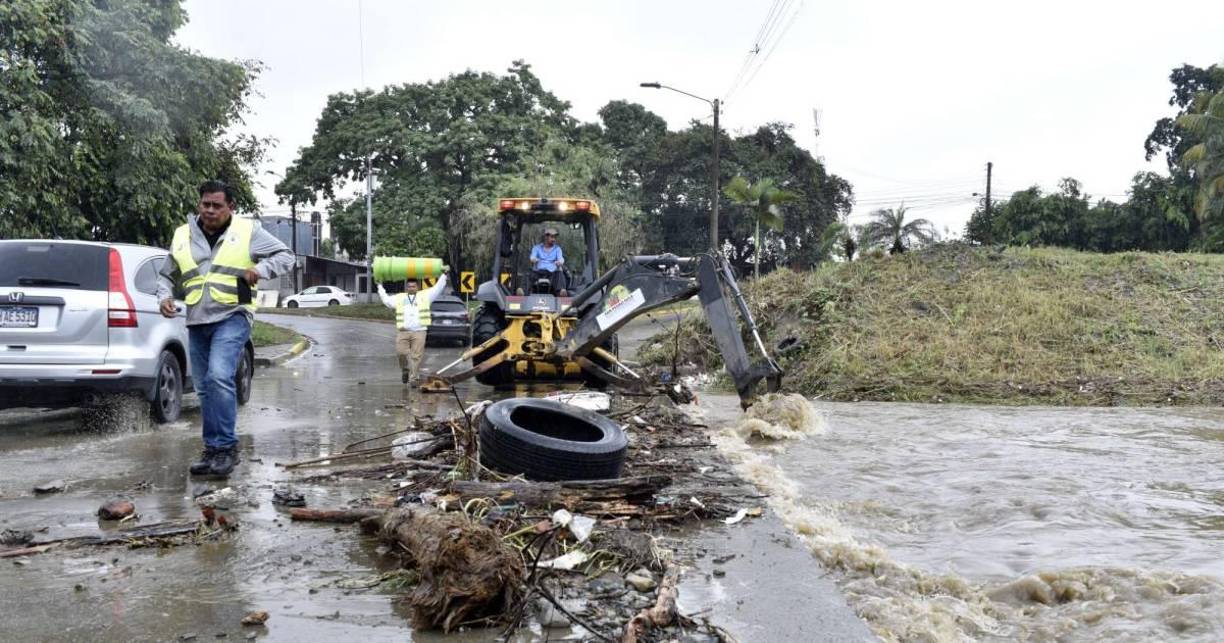 El vado se ve rebalsado por las lluvias en la región y supone un riesgo alto para conductores.