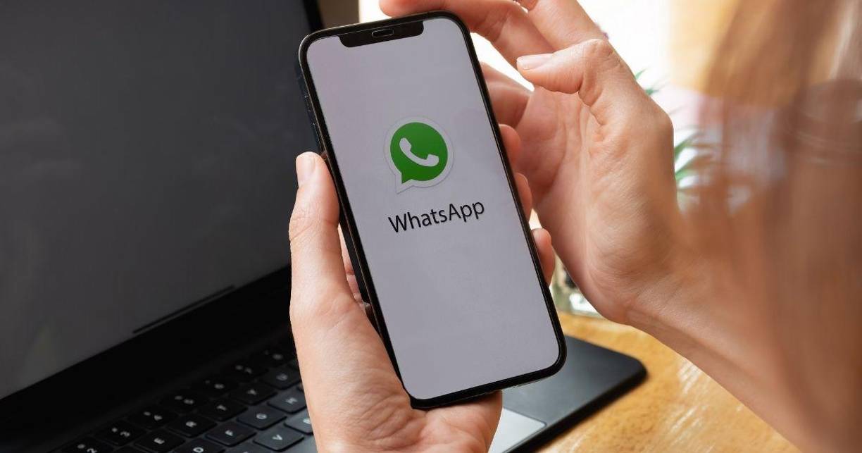 Es por eso que cuando Whatsapp implementa actualizaciones para añadir, modificar o mejorar funciones, algunos celulares ya no cuentan con el sistema operativo o software requerido por al app.