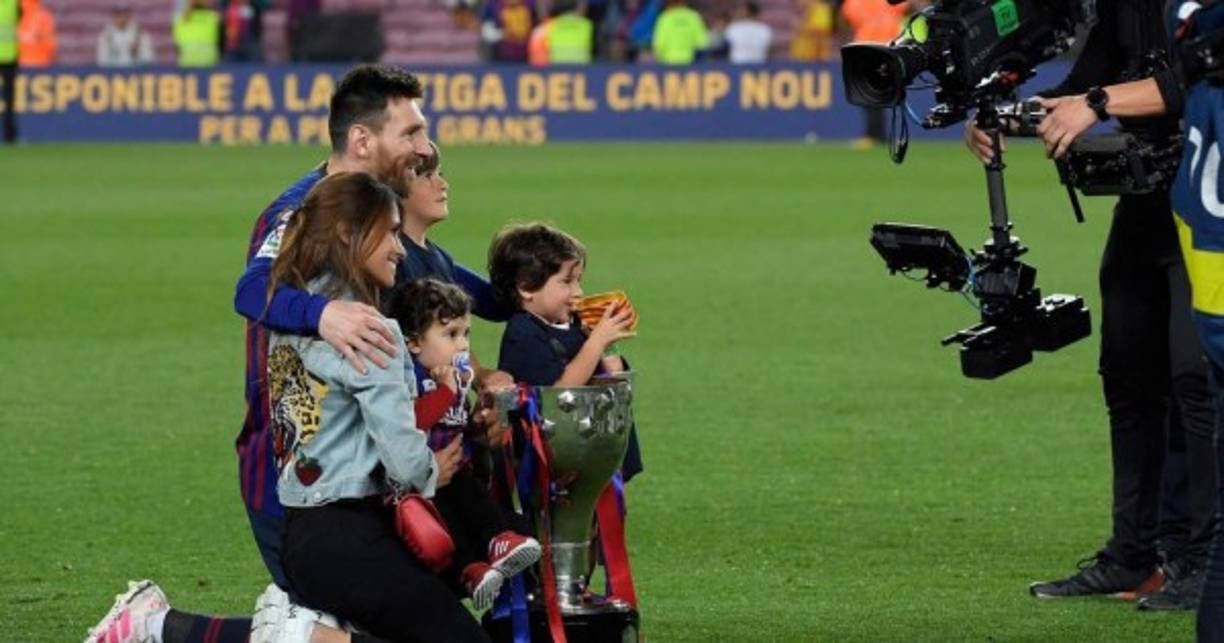 La familia de Lionel Messi comenzó a celebrar en el césped del Camp Nou tras el final del partido ante Levante.