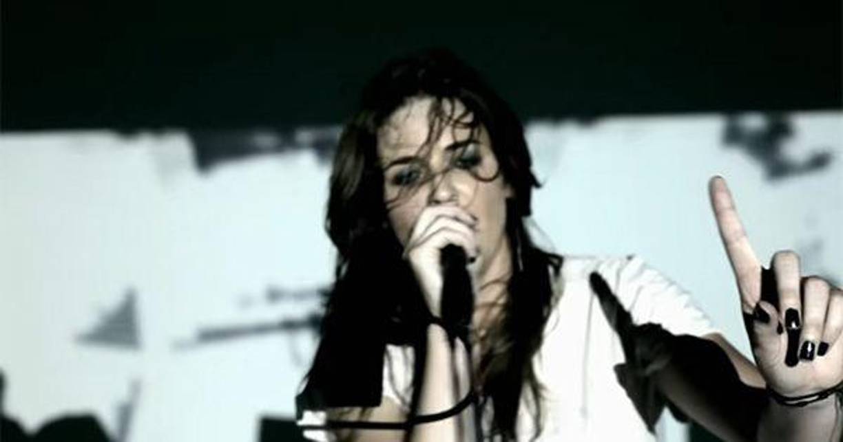 La llegada de Armstrong ha generado polémicas más allá de lo estrictamente musical por su vínculo con la iglesia de la Cienciología, que no ha negado, y por su antigua amistad con el actor Danny Masterson, condenado por violación, de quien se desmarcó públicamente.