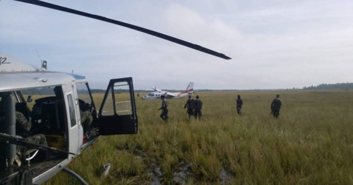 La aeronave, cuya matrícula no fue revelada, procedía de Suramérica, señaló Coello, que dijo en el lugar también se decomisó un fusil AK-47, un cargador para fusil, una pistola tipo escuadra calibre nueve milímetros y un lanzagranadas.