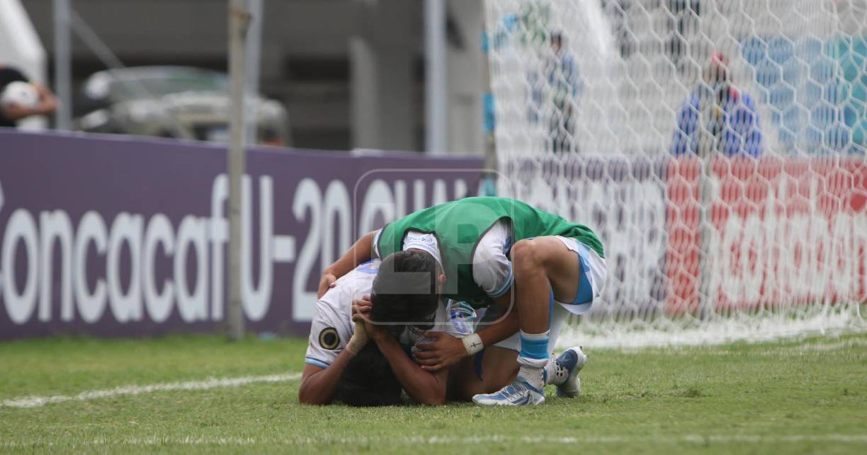 Producto de la emoción algunos jugadores de la Sub-20 de Guatemala no pudieron contener las lágrimas.