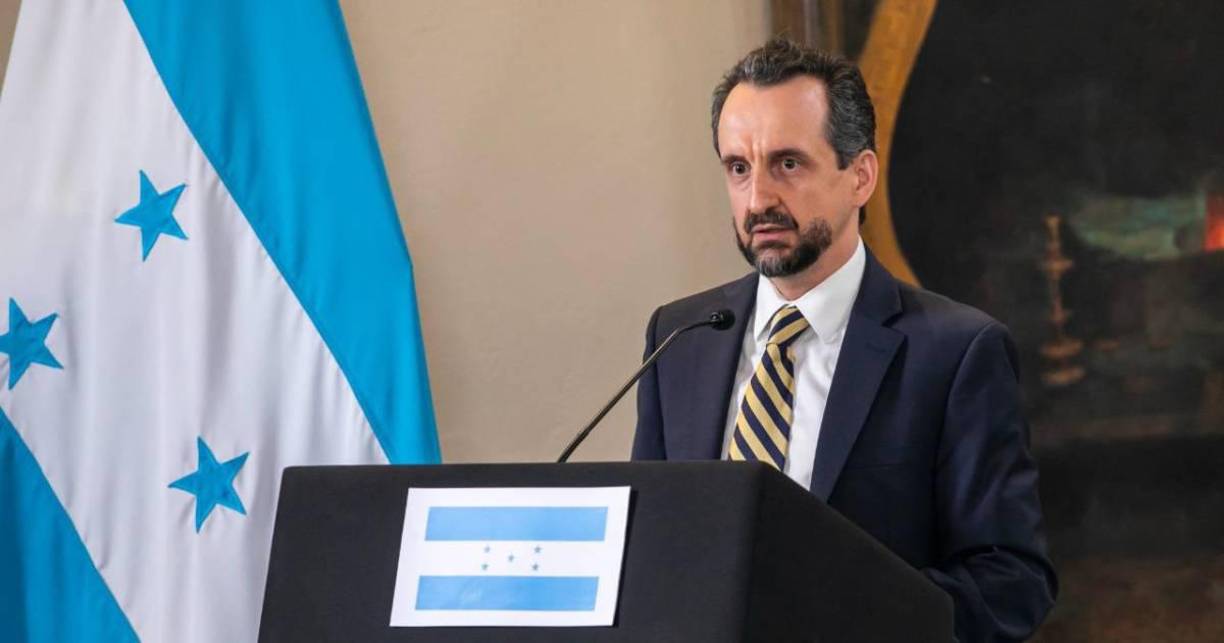 “Conéctate, Xiomara, o que se conecte Mel Zelaya (al programa), no me mandés perros de garra. Él es subalterno mío”, declaró Nasralla en crítica a Pastor, previo a intervenir en el programa y no la mandataria como lo solicitó el también ingeniero.