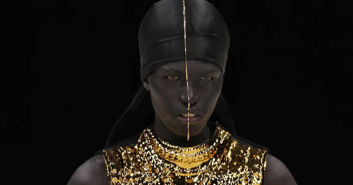 En el año 2023, su arduo trabajo fue reconocido por el sitio models.com, que lo nombró Modelo del Año tras protagonizar 59 desfiles durante la Semana de la Moda.