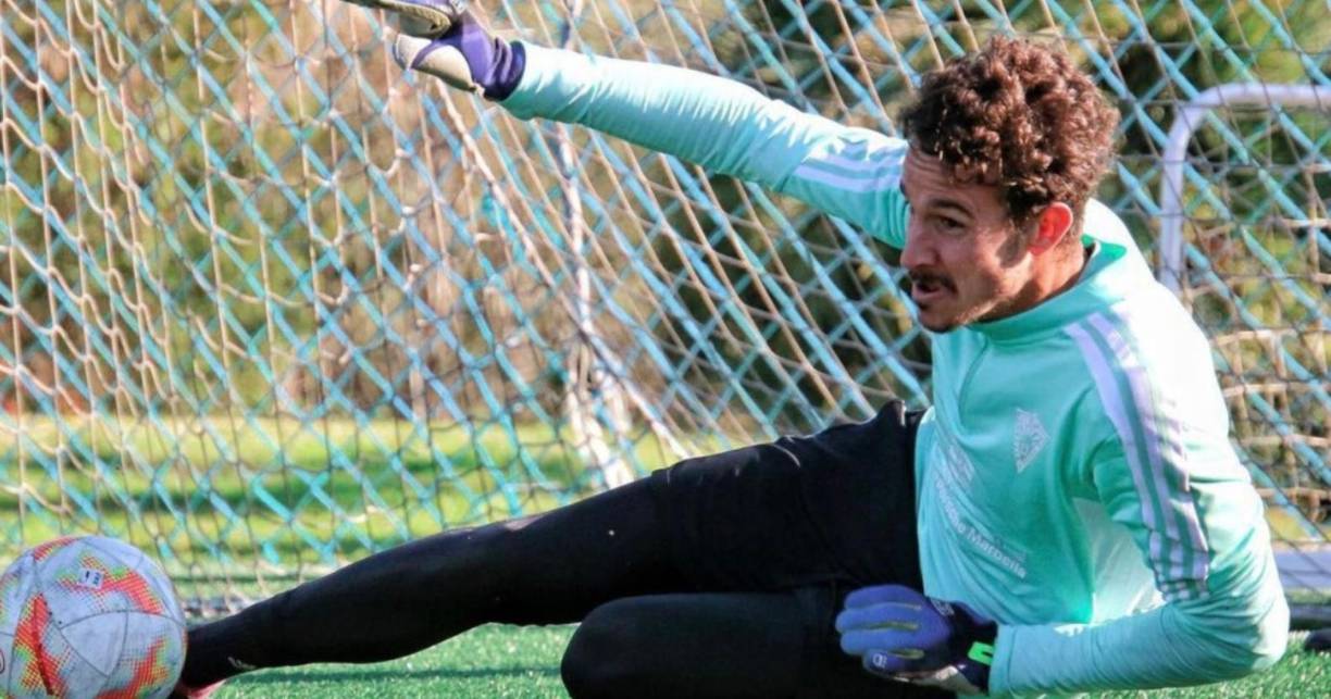 El Marbella se enfrentó al Real Jaén el pasado domingo, y su victoria por 1-0 certificó lo que muchos esperaban, su ascenso a la Segunda Real Federación Española. Un hito que sus jugadores celebraron por todo lo alto, incluido Alberto Lejárraga, quien dejó patente su alegría con un beso a su novio, y que después quedó inmortalizado en una fotografía que ha publicado en sus redes sociales.