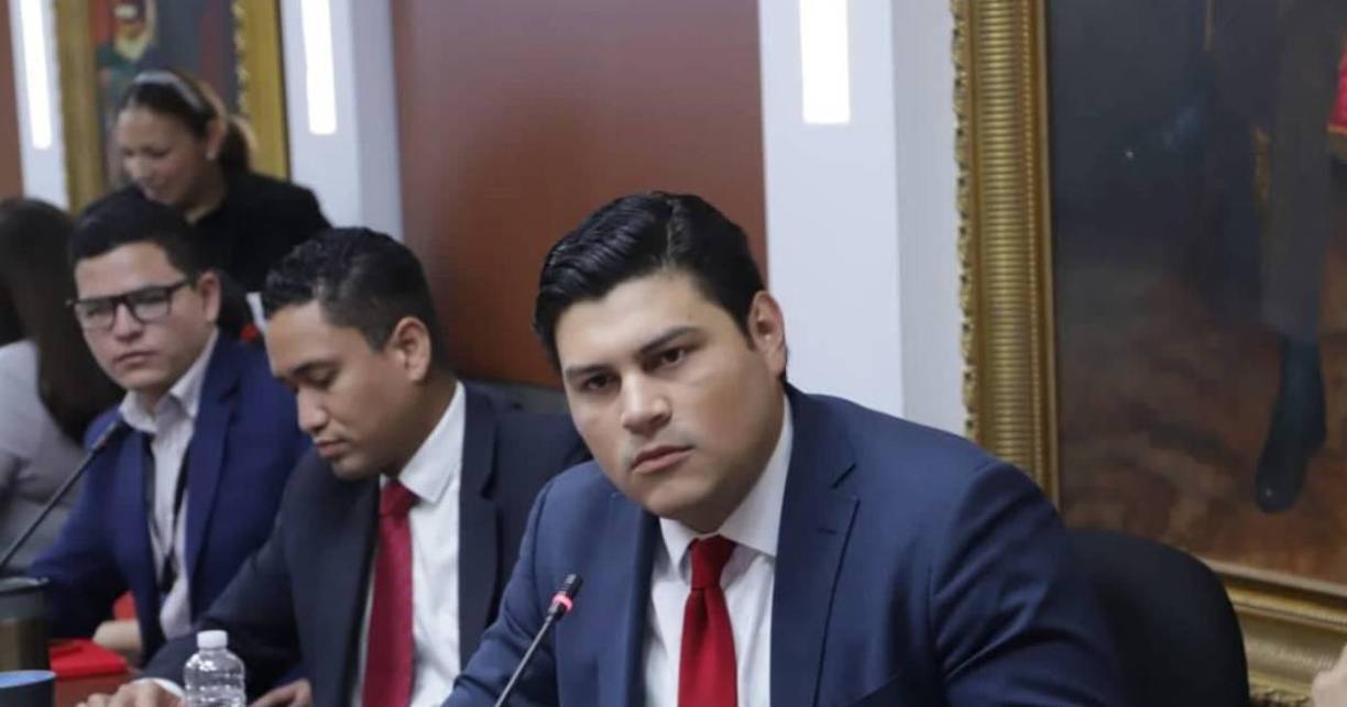 Además, Ochoa expresó su descontento por la ausencia del nombre de la presidenta Xiomara Castro en la placa del edificio, calificándolo como una “falta de respeto”. 