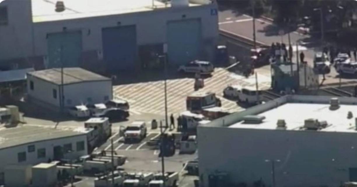 La policía no dio de inmediato ningún detalle sobre cómo resultó muerto el atacante o sobre el tipo de arma utilizada en el crimen. Decenas de patrullas y camiones de bomberos se alineaban en las calles cercanas al depósito y andenes de los trenes.