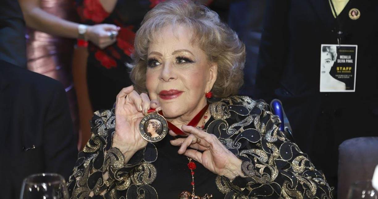 La actriz falleció este 28 de noviembre de 2024, lo que la convierte en la artista más reciente en sumarse a esta lista. Nació el 12 de septiembre de 1930 y es considerada la última diva del Cine de Oro Mexicano. Ella tuvo una carrera multifacética en cine, teatro y televisión; participó en cintas como ‘Viridiana’ (1961) de Luis Buñuel y programas como ‘Mujer, casos de la vida real’. 