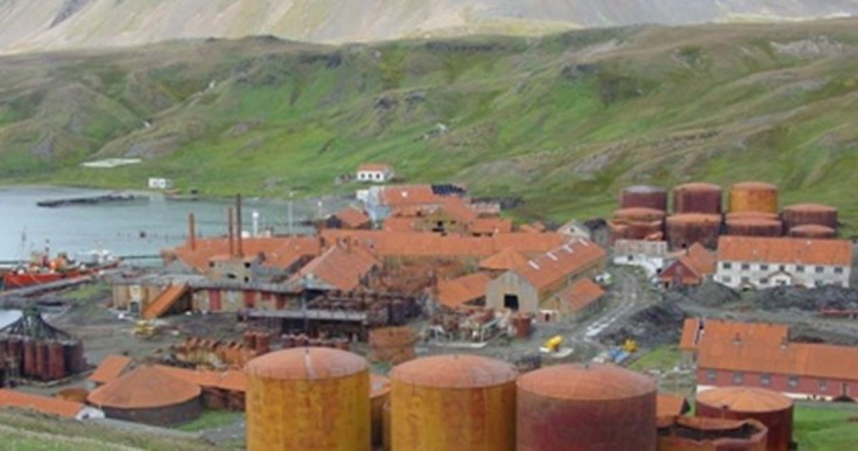 Grytviken, Georgia del Sur<br/><br/>Esta estación ballenera en la Antártida fue abandonada en 1966 después de que la caza hubiera diezmado la población. Lo único que permanece del asentamiento son los barcos fantasmagóricos y los edificios destartalados, además del siniestro cementerio en el que se enterraba a los trabajadores. Se dice que en las noches se ven a los entes.