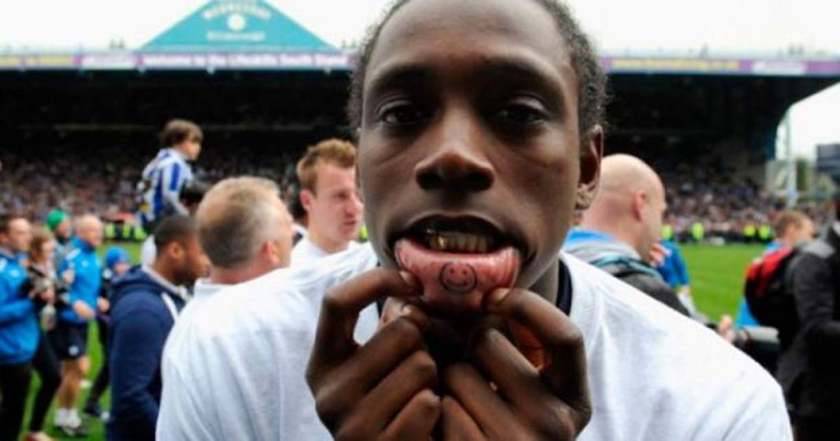 El inglés Nile Ranger del Blackpool tuvo que buscar la forma de destacarse ya que en la cancha no podía hacerlo. Decidió entonces tatuarse una carita feliz en la parte de adentro de su labio.