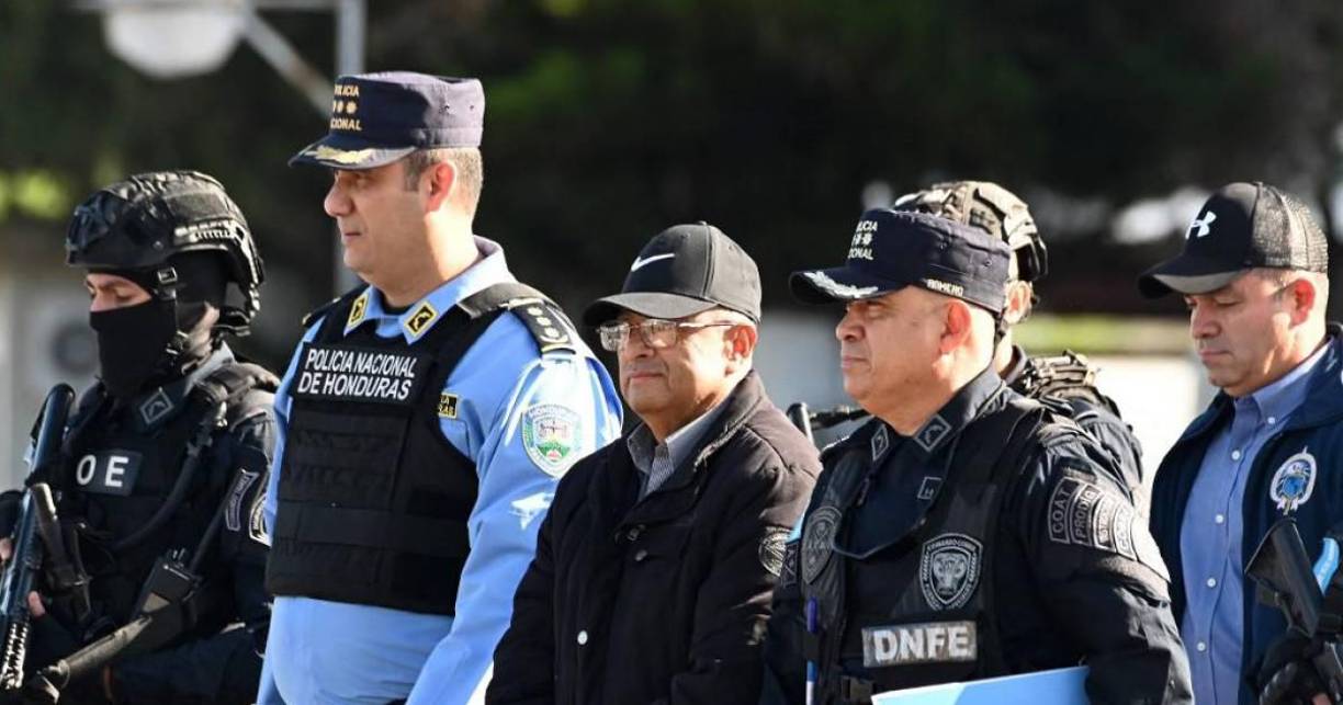 Rivera Maradiaga aseguró que dichos vehículos transportaban droga con la complicidad de diputados de los partidos <b>Liberal</b> y <b>Nacional</b>, así como de miembros de las <b>Fuerzas Armadas</b> y la <b>Policía Nacional</b>. 