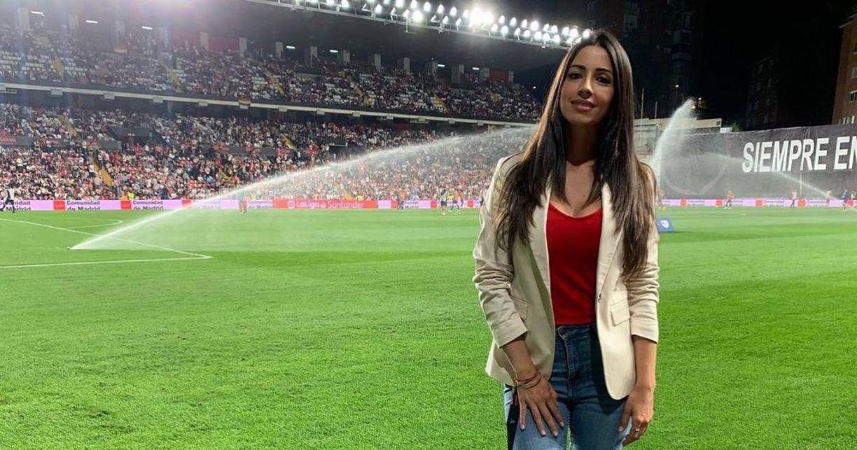 La bella periodista cuenta con 34 años de edad. Es de las comunicadoras más lindas de España.