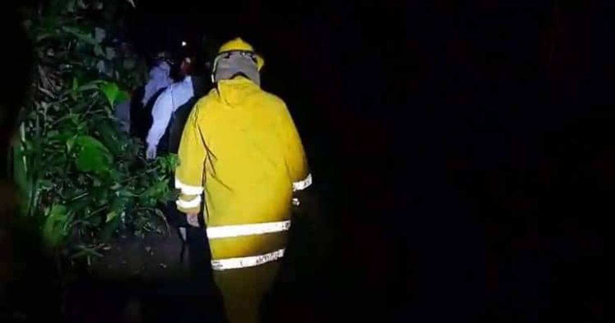 Miembros del Cuerpo de Bomberos, agentes de la Policía Nacional y forenses se trasladaron al lugar donde se encontraba el cadáver semienterrado. 