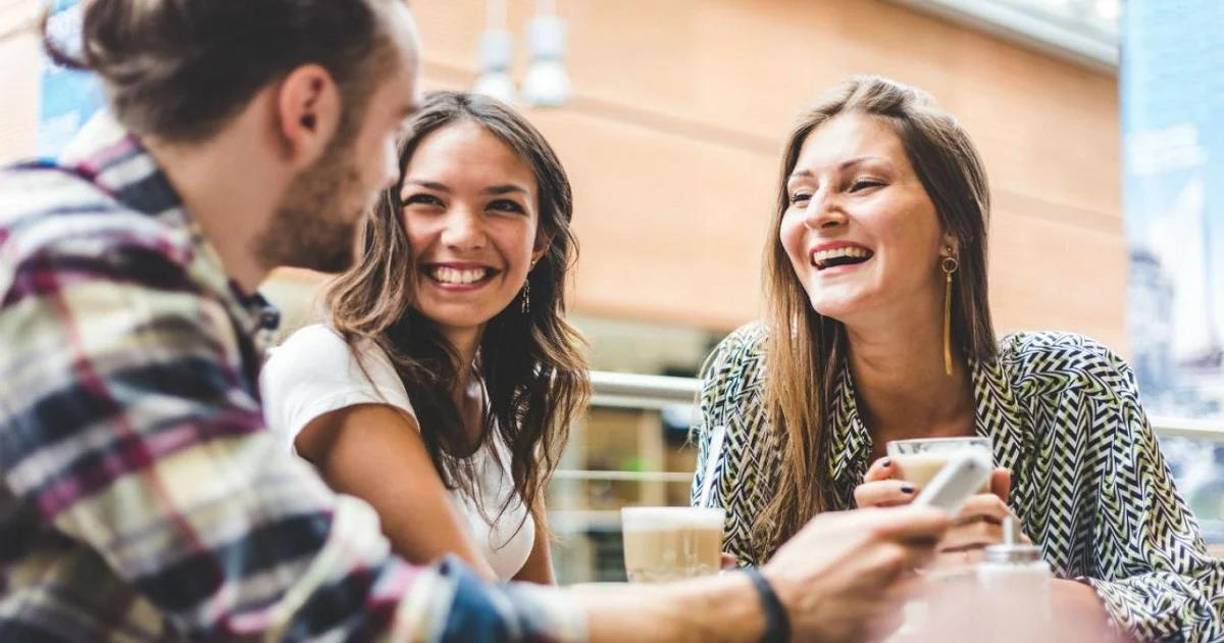 Pues lejos de ser una película de ciencia ficción, lo cierto es que cada vez más personas trabajadoras están haciendo de este sueño toda una realidad gracias al inglés, que se ha convertido en la herramienta clave para poder trabajar desde cualquier parte del mundo, sin que el idioma sea una barrera para comunicarte o encontrar trabajo estés donde estés.