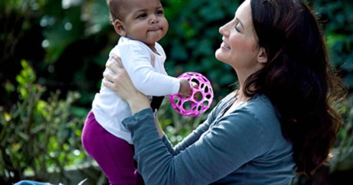 Ahora con 52 años, la guapa actriz se mantiene un poco alejada de Hollywood y se dedica por completo al cuidado de su hija.
