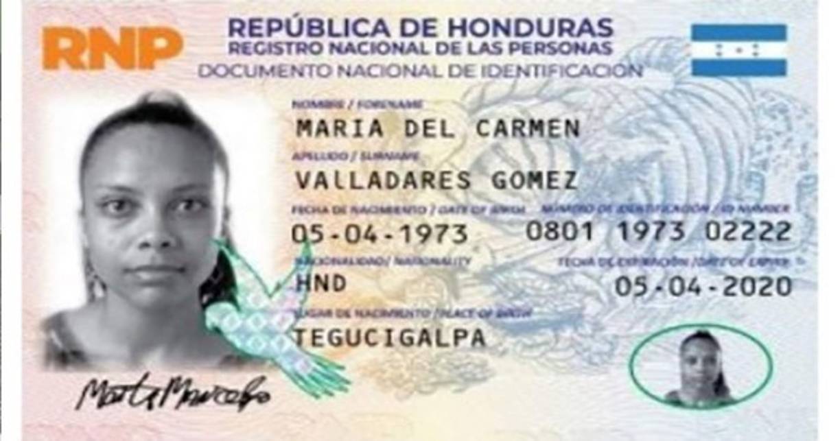 2. Se deben ver las orejas. Si es hombre o mujer con pelo largo, deberá peinar su cabello a modo que pueda dejar ver sus orejas.